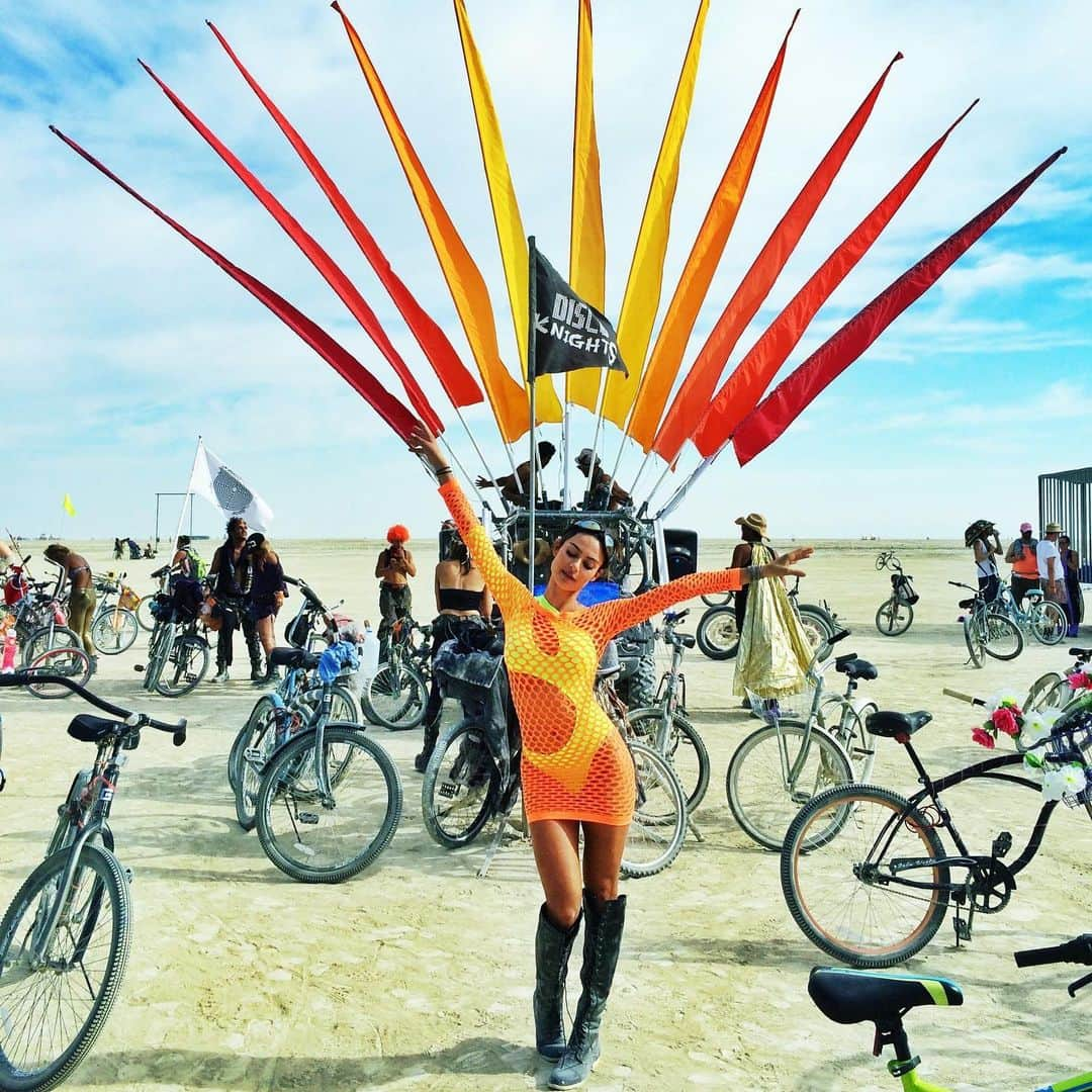 Thaila Ayalaさんのインスタグラム写真 - (Thaila AyalaInstagram)「E já começou a queimar tudo por lá.  #tbt #BurningMan #Iwish #LetItBurn」8月30日 0時16分 - thailaayala