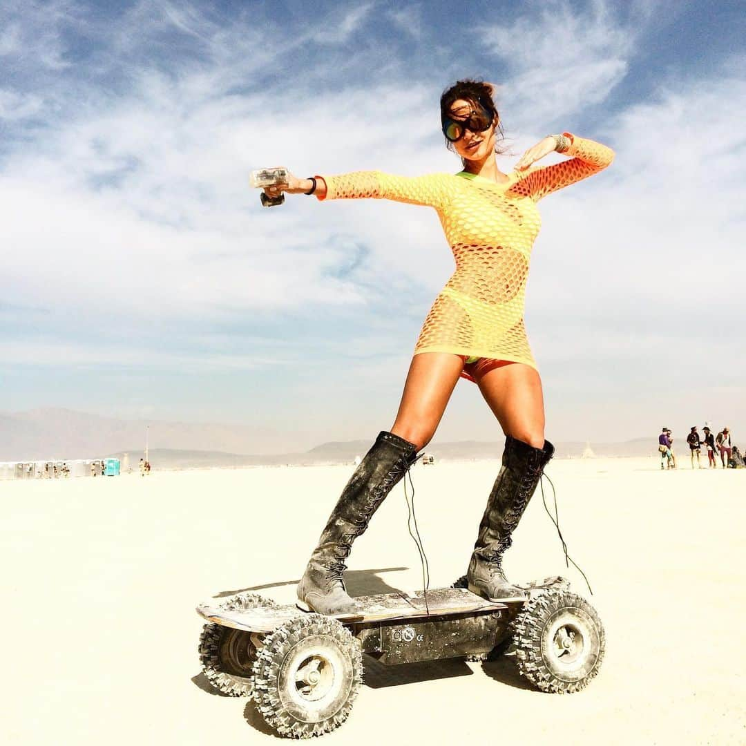 Thaila Ayalaさんのインスタグラム写真 - (Thaila AyalaInstagram)「E já começou a queimar tudo por lá.  #tbt #BurningMan #Iwish #LetItBurn」8月30日 0時16分 - thailaayala