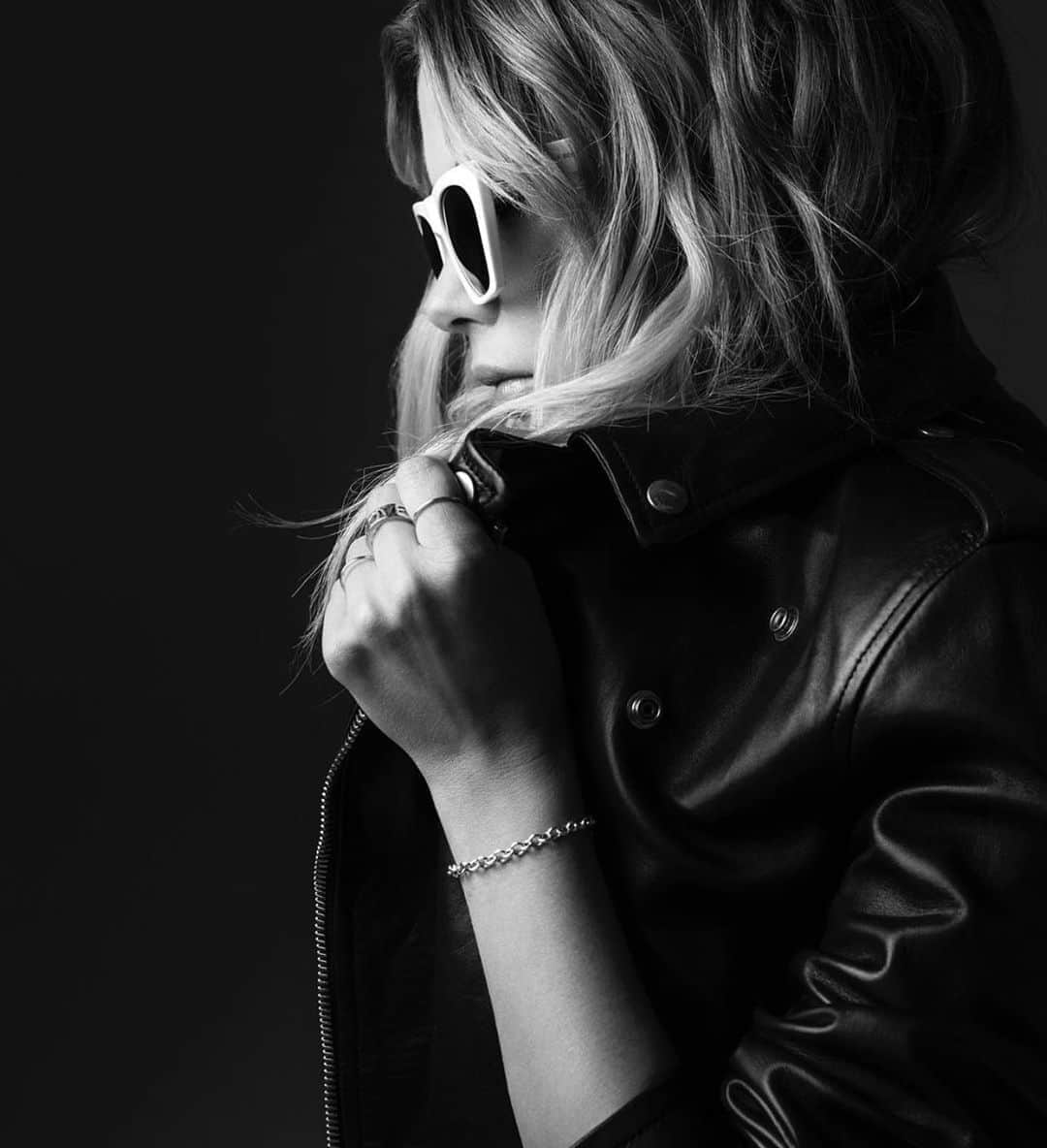 アシュレイ・ベンソンのインスタグラム：「@priverevaux #PriveXBenzo link in bio ❤️」