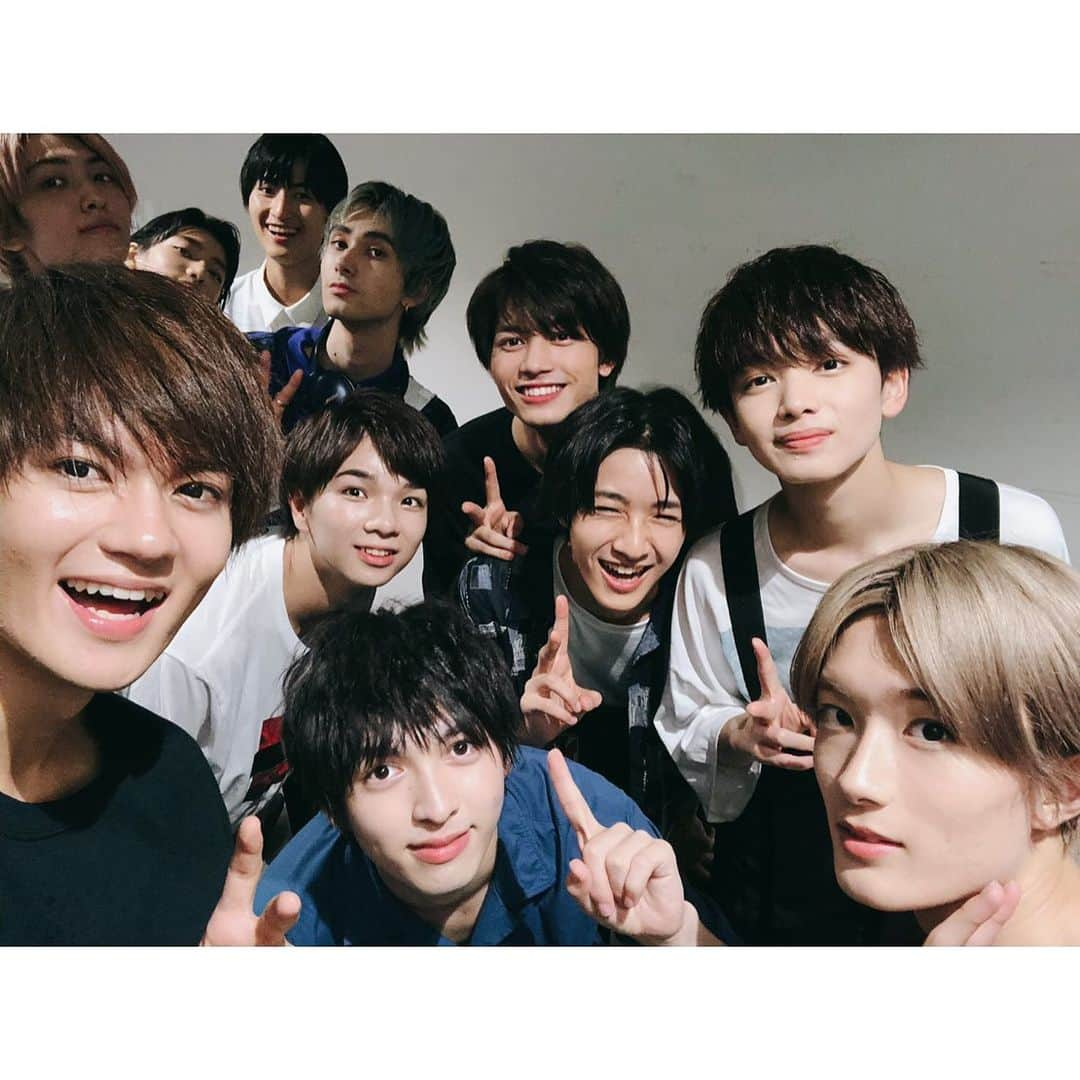 佐野勇斗さんのインスタグラム写真 - (佐野勇斗Instagram)「EBiDAN THE LIVE 2日間本当にありがとうございました！！ いやぁ、、 幕張メッセ めちゃくちゃ広かったな、、 僕はまだEBiDANに入らせていただいて間もないですが、  先輩方が築き上げてくださった歴史のおかげで、 今僕たちがこんな大きな、 素敵なステージに立たせていただいているんだなと 改めて実感しました。。 本当に感謝の気持ちででいっぱいです。。 ありがとうございます😭  そして何よりEBiDANのファンの皆さんは本当に暖かい。。 みなさん様々な推しメンバーがいると思いますが、 そのメンバー以外にもたくさんの声援を送ってくださる。  そんなEBiDANファミリーが僕は大好きですマジで！！ 来年も、これからも EBiDANを！M！LKを！ 佐野勇斗を！  どうぞよろしくお願いします☺️ 長々とすいません！  全員とはいかなかったですが、 たくさんのEBiDAN メンバーと写真を撮ってもらいました！  多すぎてここには載せられなかったので、、 ストーリーとブログにあげます！  ぜひ楽しんでください！  #EBiDAN #MILK #佐野勇斗」8月30日 0時28分 - sanohayato_milk