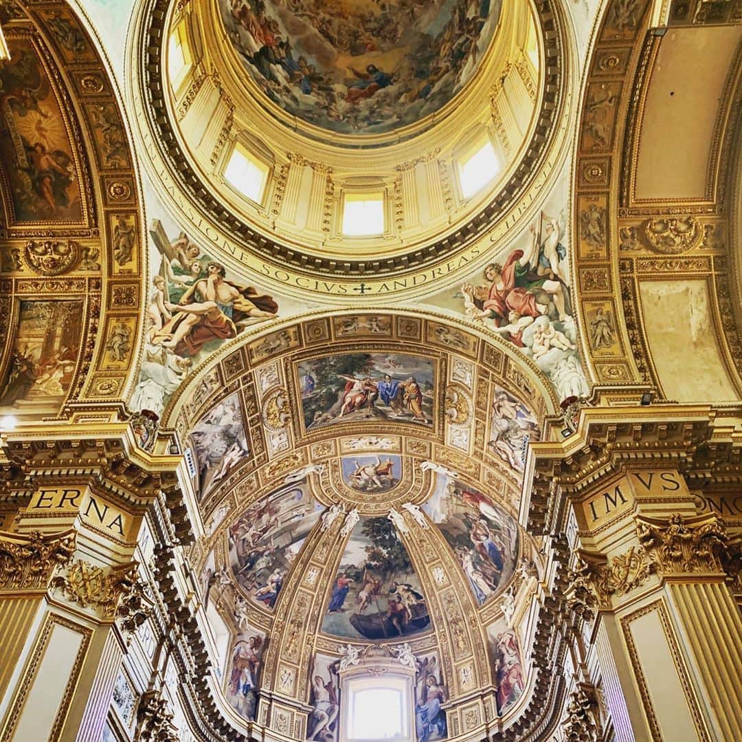 のインスタグラム：「フィレンツェからローマへ移動し バチカン直営の教会⛪️でオペラ「トスカ」1幕の舞台にもなっているサンタンドレア・デッラ・ヴァッレ教会にて最後のコンサート🎻 美しい壁画が素晴らし過ぎる威厳ある崇高な教会に身を置かせて頂く事が出来、この上ない幸福感に満たされ、そして音と共に心が浄化していくのを感じました。 子供達が演奏させて頂けた事、神父さん💕を始めとし関わって下さった全ての方々💕に感謝致します。 #ローマ#バチカン直営教会#サンタンドレアデッラヴァッレ教会#サンタンドレア・デッラ・ヴァッレ教会#イタリア#roma#italy#basilica#basilicadisantandreadellevalle＃イタリア演奏旅行#演奏旅行#神田うの#unokanda」