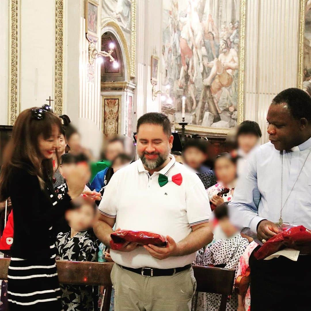 神田うのさんのインスタグラム写真 - (神田うのInstagram)「フィレンツェからローマへ移動し バチカン直営の教会⛪️でオペラ「トスカ」1幕の舞台にもなっているサンタンドレア・デッラ・ヴァッレ教会にて最後のコンサート🎻 美しい壁画が素晴らし過ぎる威厳ある崇高な教会に身を置かせて頂く事が出来、この上ない幸福感に満たされ、そして音と共に心が浄化していくのを感じました。 子供達が演奏させて頂けた事、神父さん💕を始めとし関わって下さった全ての方々💕に感謝致します。 #ローマ#バチカン直営教会#サンタンドレアデッラヴァッレ教会#サンタンドレア・デッラ・ヴァッレ教会#イタリア#roma#italy#basilica#basilicadisantandreadellevalle＃イタリア演奏旅行#演奏旅行#神田うの#unokanda」8月30日 0時32分 - unokandaofficial