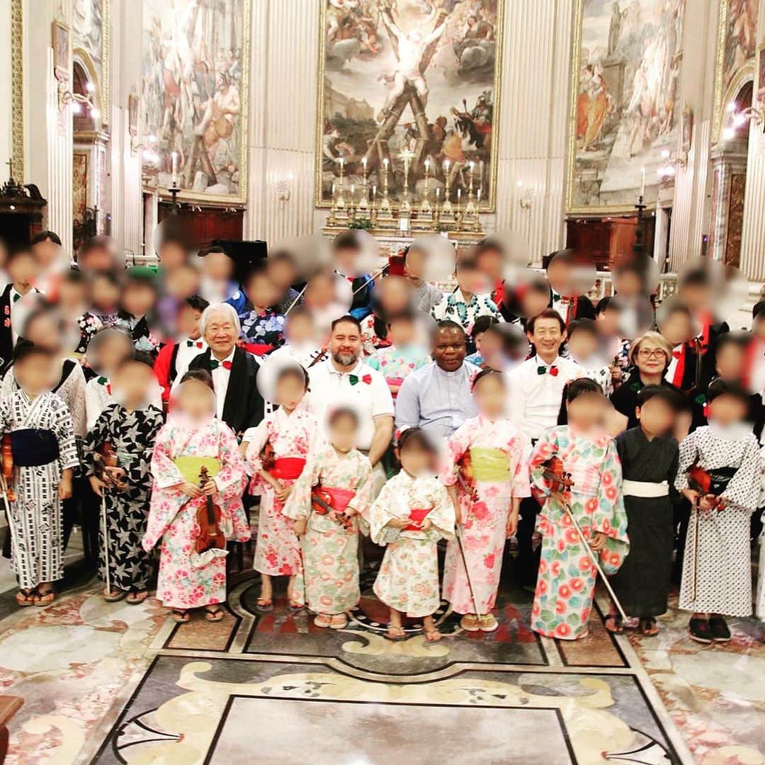 神田うのさんのインスタグラム写真 - (神田うのInstagram)「フィレンツェからローマへ移動し バチカン直営の教会⛪️でオペラ「トスカ」1幕の舞台にもなっているサンタンドレア・デッラ・ヴァッレ教会にて最後のコンサート🎻 美しい壁画が素晴らし過ぎる威厳ある崇高な教会に身を置かせて頂く事が出来、この上ない幸福感に満たされ、そして音と共に心が浄化していくのを感じました。 子供達が演奏させて頂けた事、神父さん💕を始めとし関わって下さった全ての方々💕に感謝致します。 #ローマ#バチカン直営教会#サンタンドレアデッラヴァッレ教会#サンタンドレア・デッラ・ヴァッレ教会#イタリア#roma#italy#basilica#basilicadisantandreadellevalle＃イタリア演奏旅行#演奏旅行#神田うの#unokanda」8月30日 0時32分 - unokandaofficial