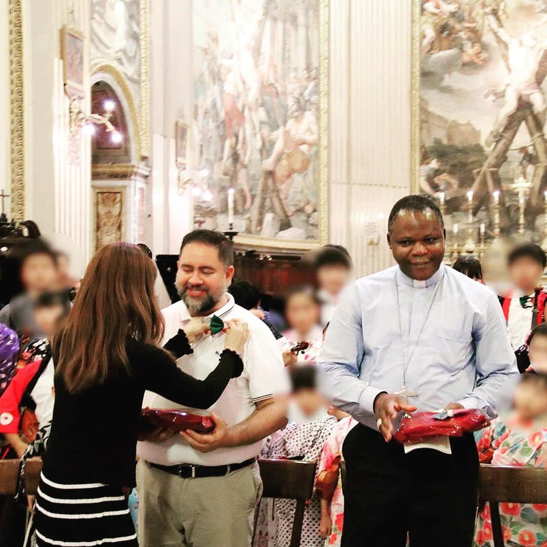 神田うのさんのインスタグラム写真 - (神田うのInstagram)「フィレンツェからローマへ移動し バチカン直営の教会⛪️でオペラ「トスカ」1幕の舞台にもなっているサンタンドレア・デッラ・ヴァッレ教会にて最後のコンサート🎻 美しい壁画が素晴らし過ぎる威厳ある崇高な教会に身を置かせて頂く事が出来、この上ない幸福感に満たされ、そして音と共に心が浄化していくのを感じました。 子供達が演奏させて頂けた事、神父さん💕を始めとし関わって下さった全ての方々💕に感謝致します。 #ローマ#バチカン直営教会#サンタンドレアデッラヴァッレ教会#サンタンドレア・デッラ・ヴァッレ教会#イタリア#roma#italy#basilica#basilicadisantandreadellevalle＃イタリア演奏旅行#演奏旅行#神田うの#unokanda」8月30日 0時32分 - unokandaofficial