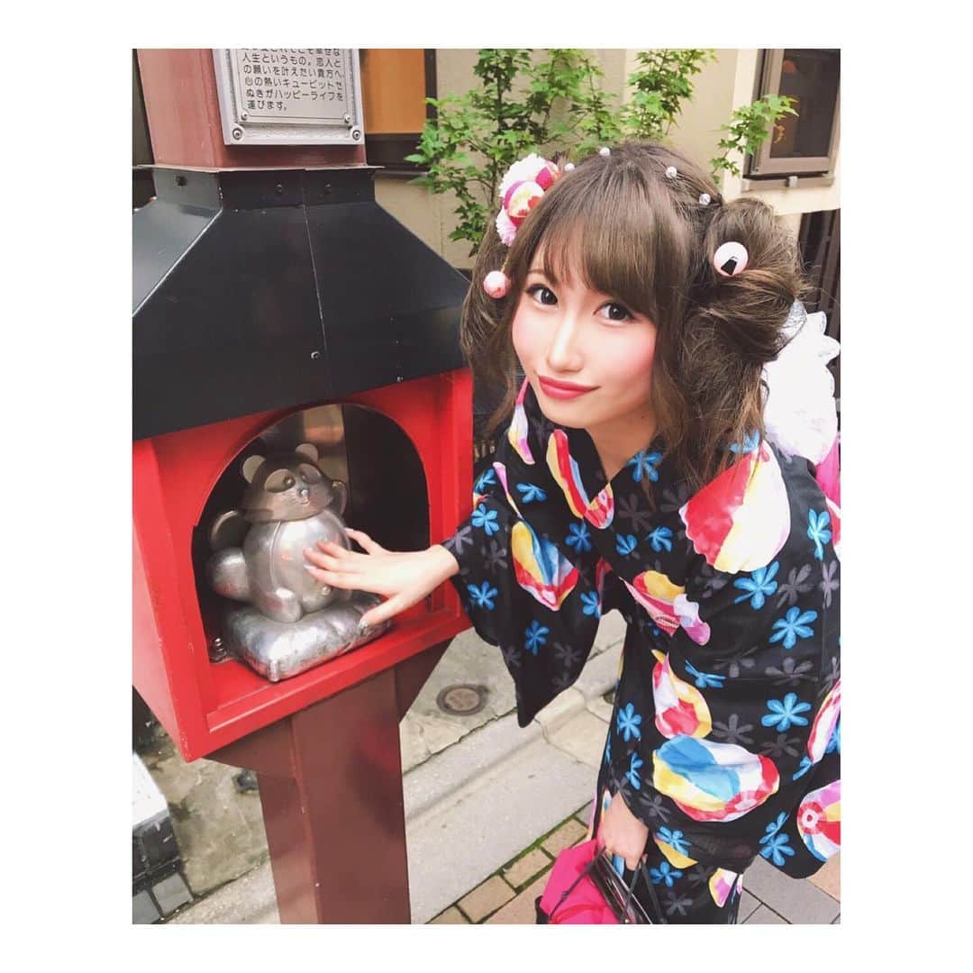 のインスタグラム：「* 人生初人力車乗った🤭💗 アトラクションみたいで めっちゃ楽しかった‎- =͟͟͞͞ ( ꒪౪꒪)ฅ✧ あと車道走れるのにもびっくり😹 * 1枚目の写真は人力車のお兄さんに 教えてもらったたぬき通り💗 ご利益ありますようにと おなかなでなでしました( ˘̴͈́꒳˘̴͈̀ )۶ﾅﾃﾞﾅﾃﾞ * 最後のは猫型おせんべい🐱♥️ * #浅草 #浅草散策 #人力車 #人力車えびす屋 #たぬき通り #浴衣 #浴衣女子 #たぬき #さわだ屋 #煎餅 #おせんべい #ツインテール #猫 #猫型せんべい #浴衣ヘア  #asakusa #yukata #girlstrip #jinrikisha #travel #Japan #twintail #raccoondog #senbei #happy #instagood #followme」
