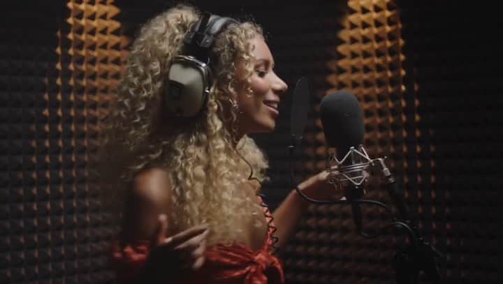 レオナ・ルイスのインスタグラム：「Im really excited to share this song with you all 💃🏽 Collaborating with such talented artists was so much fun and @juanmagan and @calidandee really bring the 🔥 So thankful to have been able to work with the crazy amazing @ryantedder again 💕 and of course this record was born from a great new songwriter @rozeeofficial please go support her 🙌🏾 This song really spoke to my Caribbean roots 🌴 and the vibes at my house and all around me growing up 🙏🏾 something really fun that I hope makes you all smile like it did me.  Make sure you send me videos of dancing and singing along 💃🏽💃🏽💃🏽 #soloquiero #somebodytolove」
