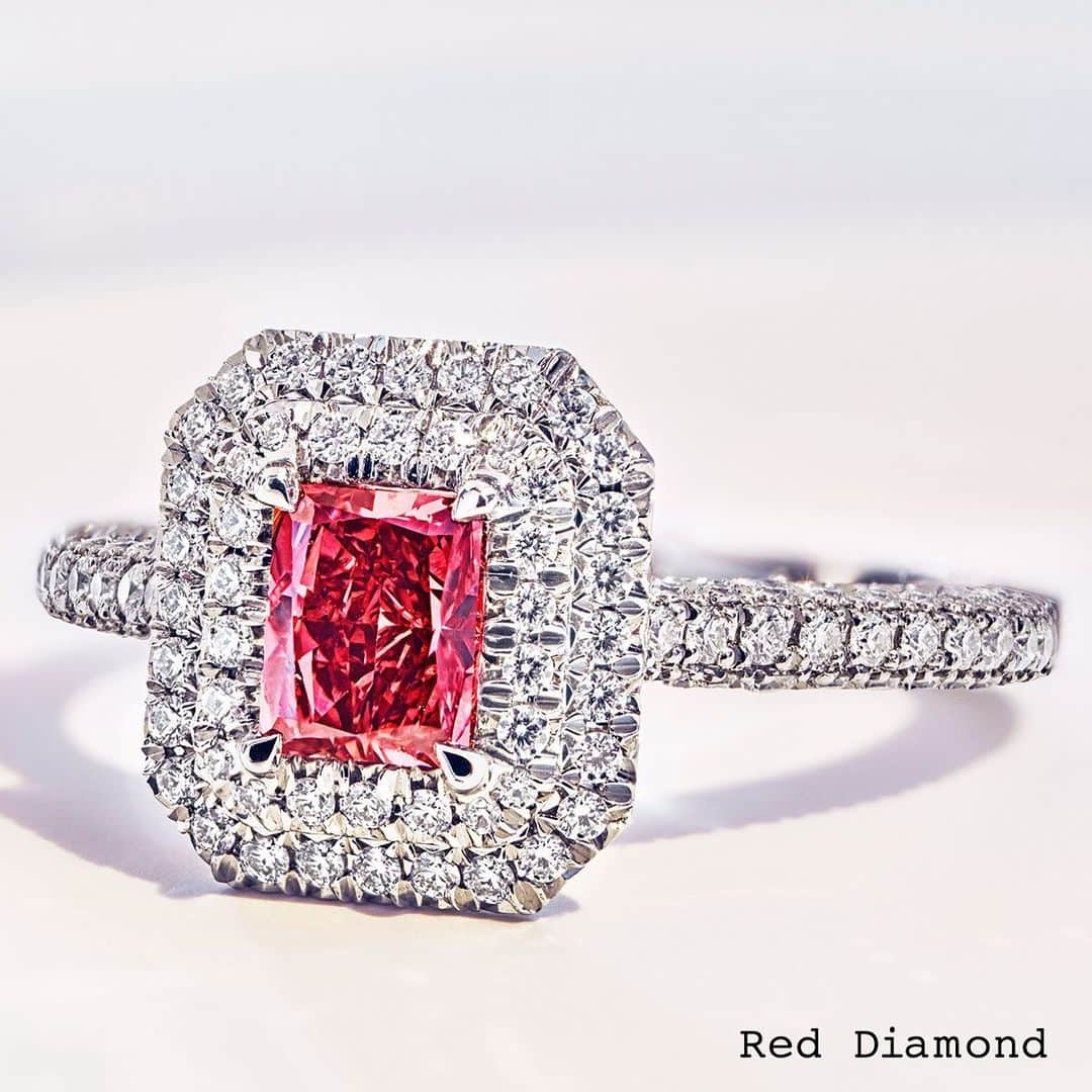 ティファニーさんのインスタグラム写真 - (ティファニーInstagram)「Red hot. Incredibly precious and beautiful, rare fancy color diamonds are an extraordinary testament to the magic of mother nature. One of the rarest color diamonds, incandescent red diamonds are the ultimate symbol of love. Discover more via the link in bio. #Tiffany #TiffanyAndCo」8月30日 0時38分 - tiffanyandco