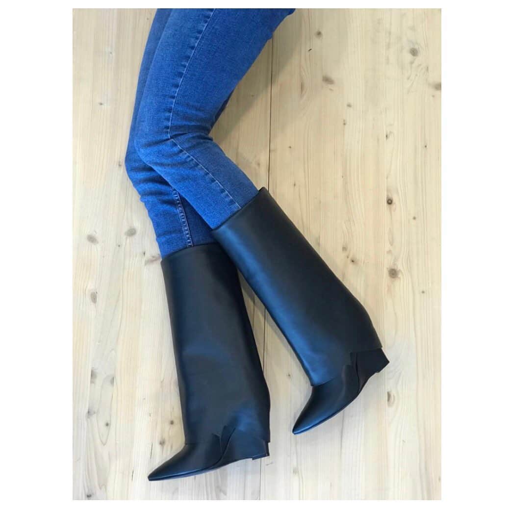 イズロさんのインスタグラム写真 - (イズロInstagram)「#islo #isloisabellalorusso #isloshoes #newcollection #boots #leather #musthave #fashion #style #shoesaddict #inlove #fashionaddict #fashiongirls #shopping #shoppingonline #shoponline #madeinitaly #etoile #staytuned」8月30日 1時02分 - islo_isabellalorusso