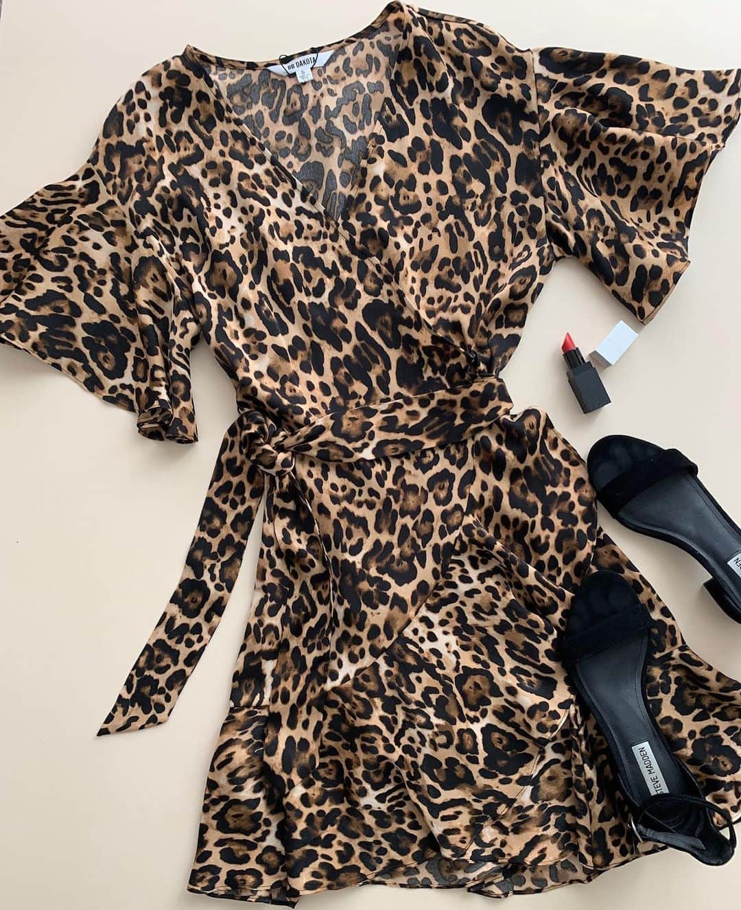 ビービーダコタさんのインスタグラム写真 - (ビービーダコタInstagram)「Just add a red lip 💄 Summer date-night ready in our WILD CARD SATIN LEOPARD DRESS. #bbdakota #datenight #newarrivals」8月30日 0時55分 - bbdakota