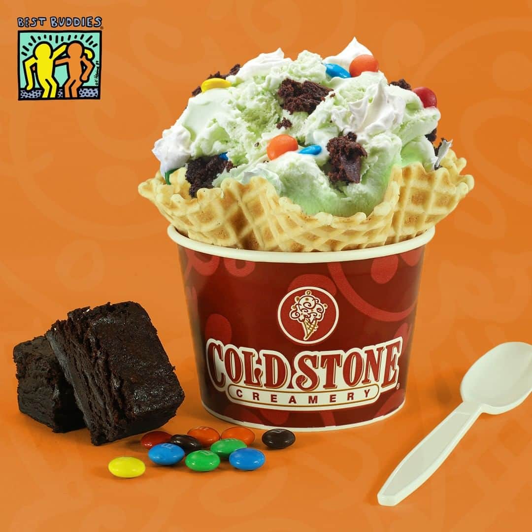 コールド・ストーン・クリーマリーのインスタグラム：「Best Buddies pair Drew and Stan teamed up with Cold Stone Tastemaster Dr. Maya Warren to craft the Better Together Creation™ made with Mint Ice Cream, Brownies, M&M’s & Whipped Topping. Visit a Cold Stone near you during the month of August to try this delicious Creation™ and donate to Best Buddies!」