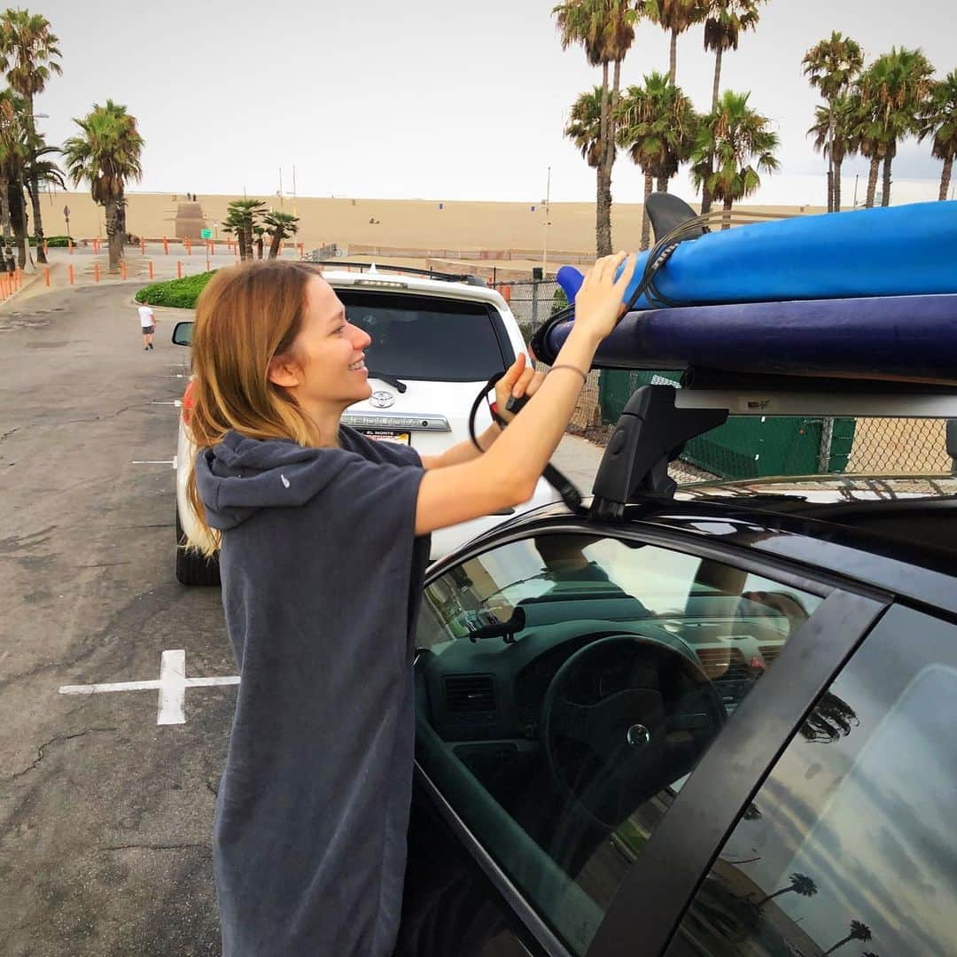 ジョアンナ・ブラッディさんのインスタグラム写真 - (ジョアンナ・ブラッディInstagram)「Last surf with this one for a while. 🏄🏻‍♂️🏄🏼‍♀️」8月30日 0時56分 - thejohannabraddy