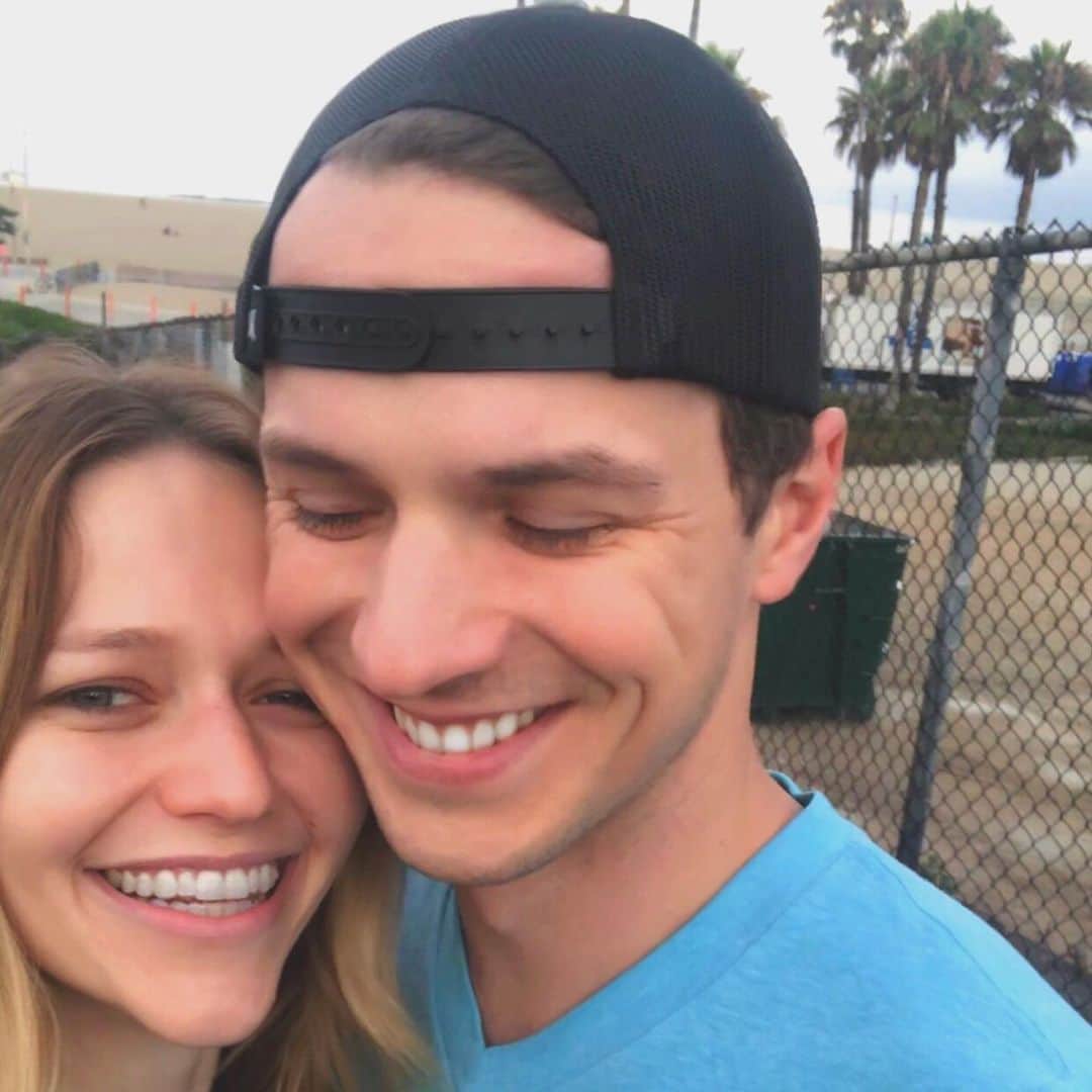 ジョアンナ・ブラッディのインスタグラム：「Last surf with this one for a while. 🏄🏻‍♂️🏄🏼‍♀️」
