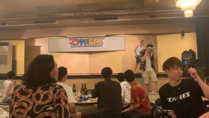 池田真一のインスタグラム：「マンゲキフェス打ち上げ動画⑨ ラニーノーズ山田ときんめ鯛 真輝志によるカポエラ！ これは漫才劇場4周年記念の時の記者会見で無理やり作家さんに披露させられて鬼スベリした余興！ 今回はそのリベンジ！ リベンジ成功！ 最後は熱く抱擁！ #マンゲキフェス #ラニーノーズ #きんめ鯛」