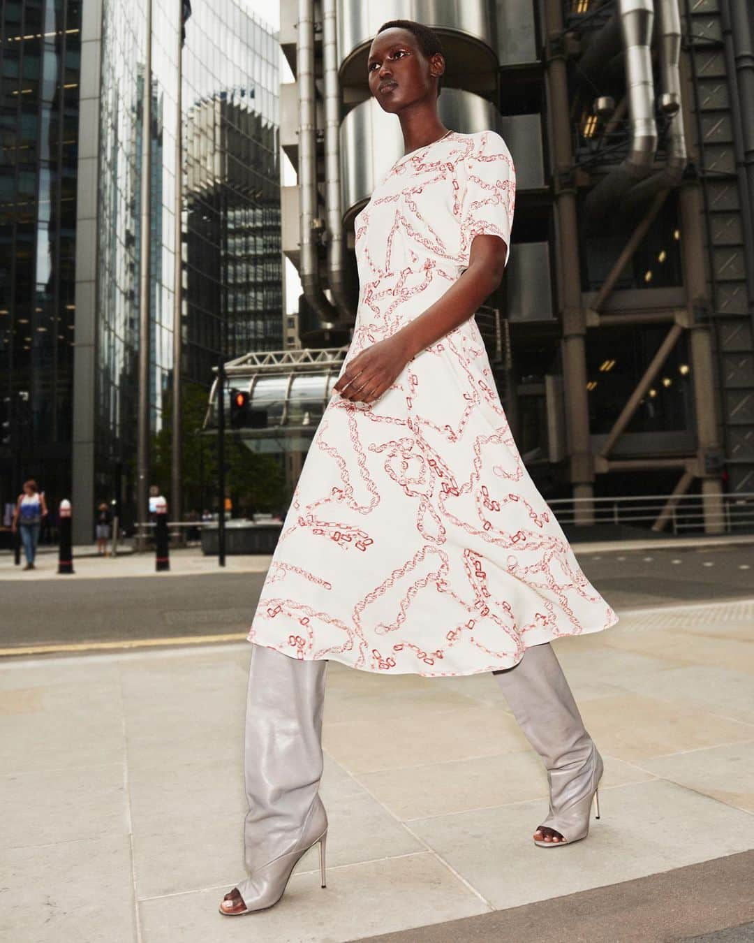 ヴィクトリアベッカムさんのインスタグラム写真 - (ヴィクトリアベッカムInstagram)「My #VBAW19 batwing front pleat midi dress in my favourite vintage-inspired chain print. x VB」8月30日 1時00分 - victoriabeckham