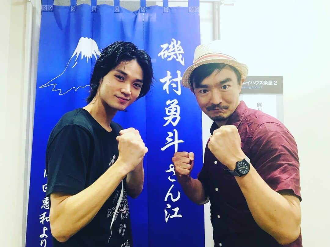 磯村勇斗さんのインスタグラム写真 - (磯村勇斗Instagram)「ミュージカル「プレイハウス」も折り返しまできました。 ここまで沢山の方にお越し頂きありがとうござます！  本日は…  原田泰造さん！フィンランドのサウナハット頂きました😭嬉しすぎて即被りました。ととのった〜  松澤くれはさん、僕がデビュー前にお世話になった演出家さん。くれはさんの新作「 鷗外パイセン非リア文豪記 」読む！  そして、伊藤靖朗さん！！靖朗さんにお会いするといつも気合いが入ります。ブレずに進もう。  のぶも観に来てくれたよー！ のぶも最近サウナにハマってる、サウナー仲間でもあり、今日俺！  今泉力哉監督もいらして下さいました。本当に嬉しい！ 10月から始まる#時効警察 でご一緒させて頂いています！ #アイネクライネナハトムジーク  間もなく公開ですね！  皆さん本当にありがとうござます。 感謝。  明日もお待ちしております。  #ミュージカル #プレイハウス #原田泰造 さん #松澤くれは さん #伊藤靖朗 さん #鈴木伸之 くん #今泉力哉 さん」8月30日 1時00分 - hayato_isomura