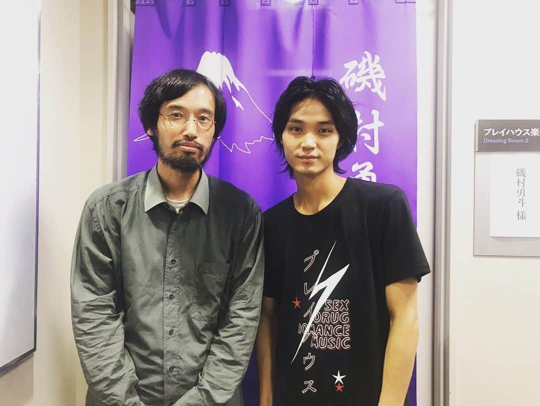 磯村勇斗さんのインスタグラム写真 - (磯村勇斗Instagram)「ミュージカル「プレイハウス」も折り返しまできました。 ここまで沢山の方にお越し頂きありがとうござます！  本日は…  原田泰造さん！フィンランドのサウナハット頂きました😭嬉しすぎて即被りました。ととのった〜  松澤くれはさん、僕がデビュー前にお世話になった演出家さん。くれはさんの新作「 鷗外パイセン非リア文豪記 」読む！  そして、伊藤靖朗さん！！靖朗さんにお会いするといつも気合いが入ります。ブレずに進もう。  のぶも観に来てくれたよー！ のぶも最近サウナにハマってる、サウナー仲間でもあり、今日俺！  今泉力哉監督もいらして下さいました。本当に嬉しい！ 10月から始まる#時効警察 でご一緒させて頂いています！ #アイネクライネナハトムジーク  間もなく公開ですね！  皆さん本当にありがとうござます。 感謝。  明日もお待ちしております。  #ミュージカル #プレイハウス #原田泰造 さん #松澤くれは さん #伊藤靖朗 さん #鈴木伸之 くん #今泉力哉 さん」8月30日 1時00分 - hayato_isomura