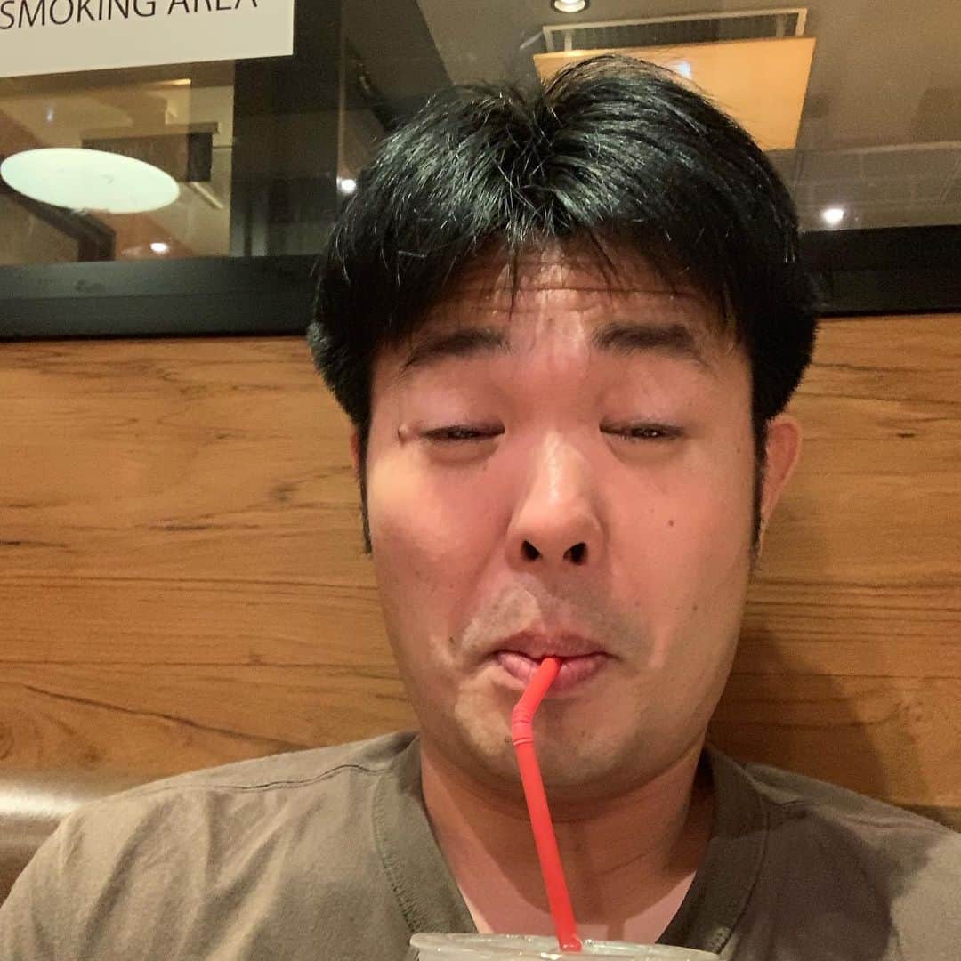 西川晃啓のインスタグラム：「気絶チューチュー  夜中に烏龍茶をチューチューして気絶  #あるある探検隊レギュラー#気絶#気絶の日々#ギャグ#夜中#ウエンディーズ#ファーストキッチン#休憩#お茶#六本木」