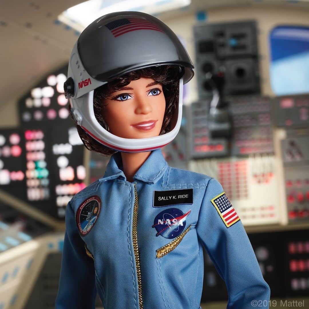 バービーさんのインスタグラム写真 - (バービーInstagram)「Sally Ride’s adventurous nature, quest for discovery, and pioneering accomplishments inspire girls everywhere to boldly reach for the stars. We are delighted to honor her in our #Barbie Inspiring Women series. 💫 #MoreRoleModels」8月30日 1時04分 - barbie
