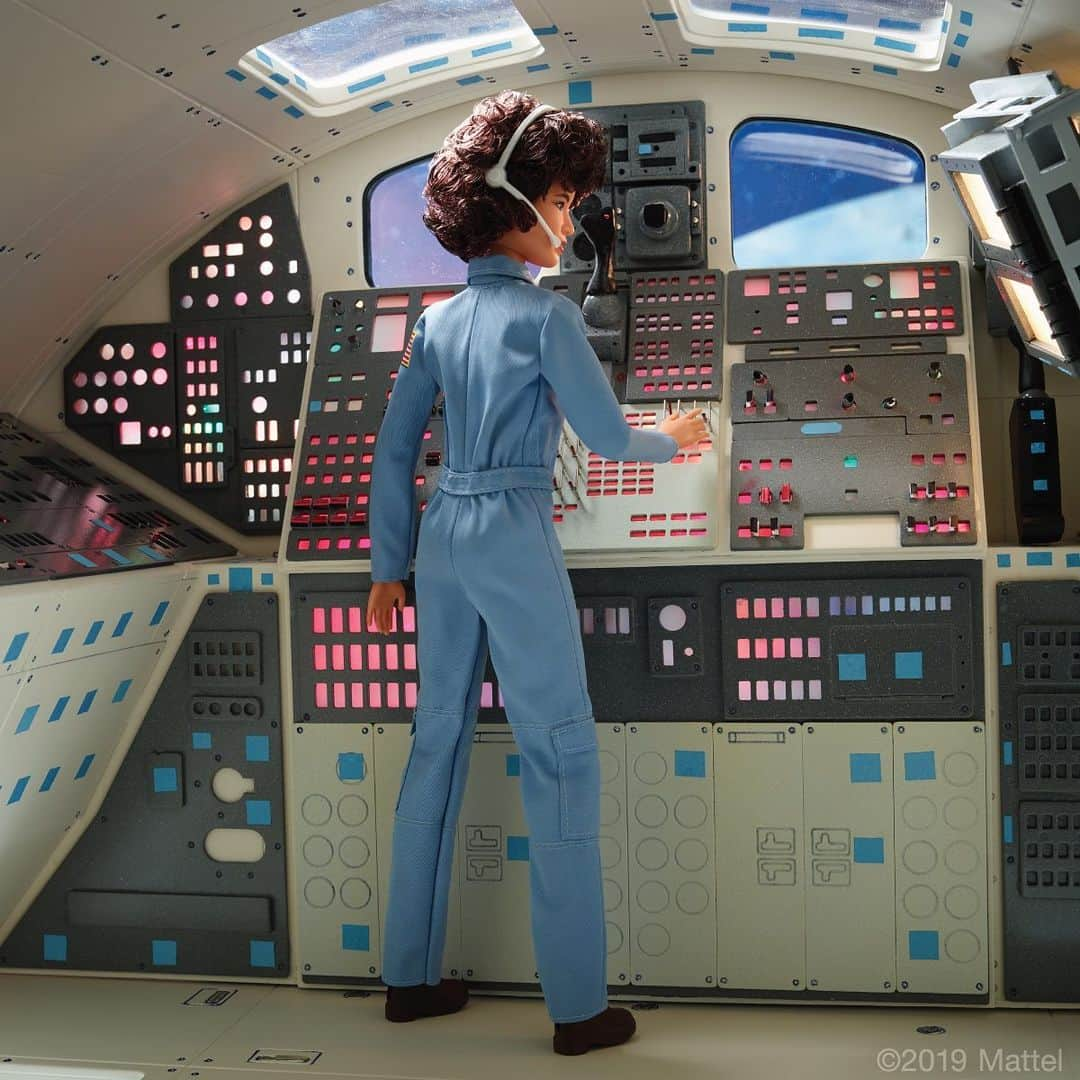 バービーさんのインスタグラム写真 - (バービーInstagram)「Sally Ride’s adventurous nature, quest for discovery, and pioneering accomplishments inspire girls everywhere to boldly reach for the stars. We are delighted to honor her in our #Barbie Inspiring Women series. 💫 #MoreRoleModels」8月30日 1時04分 - barbie