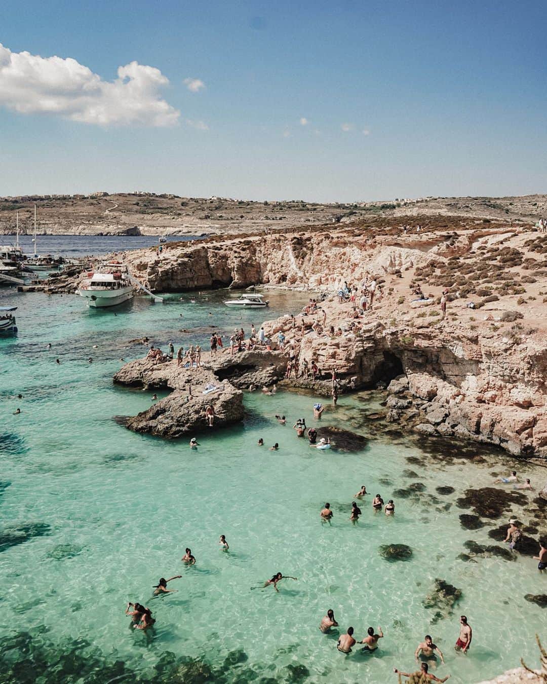 のインスタグラム：「🏖Blue Lagoon 滞在中2回も行っちゃった💙 Comino島へは、Sliemaからや、Bugiba、 色んなところから船が出ていたよ👌🏽 SliemaからのferryだとBlue Lagoon& Crystal Lagoon 片道1.5hで往復一人15€⛴ 今はハイシーズンでとにかく人が多すぎて、 やはり朝一で行かなきゃダメだ🤷🏽‍♀️ Crystal Lagoonめちゃめちゃ綺麗だったから、 シュノーケルセット持っていくのがおススメ🥽 (私はホテルに忘れるという大失態) 船から飛び込むのも超気持ちいいよ💙」