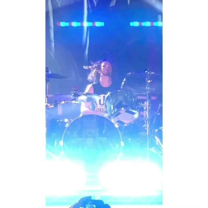 ヒンダーのインスタグラム：「Drum roll, please 🥁🥁🥁 We will be back touring in exactly ONE WEEK!! Who is excited??」