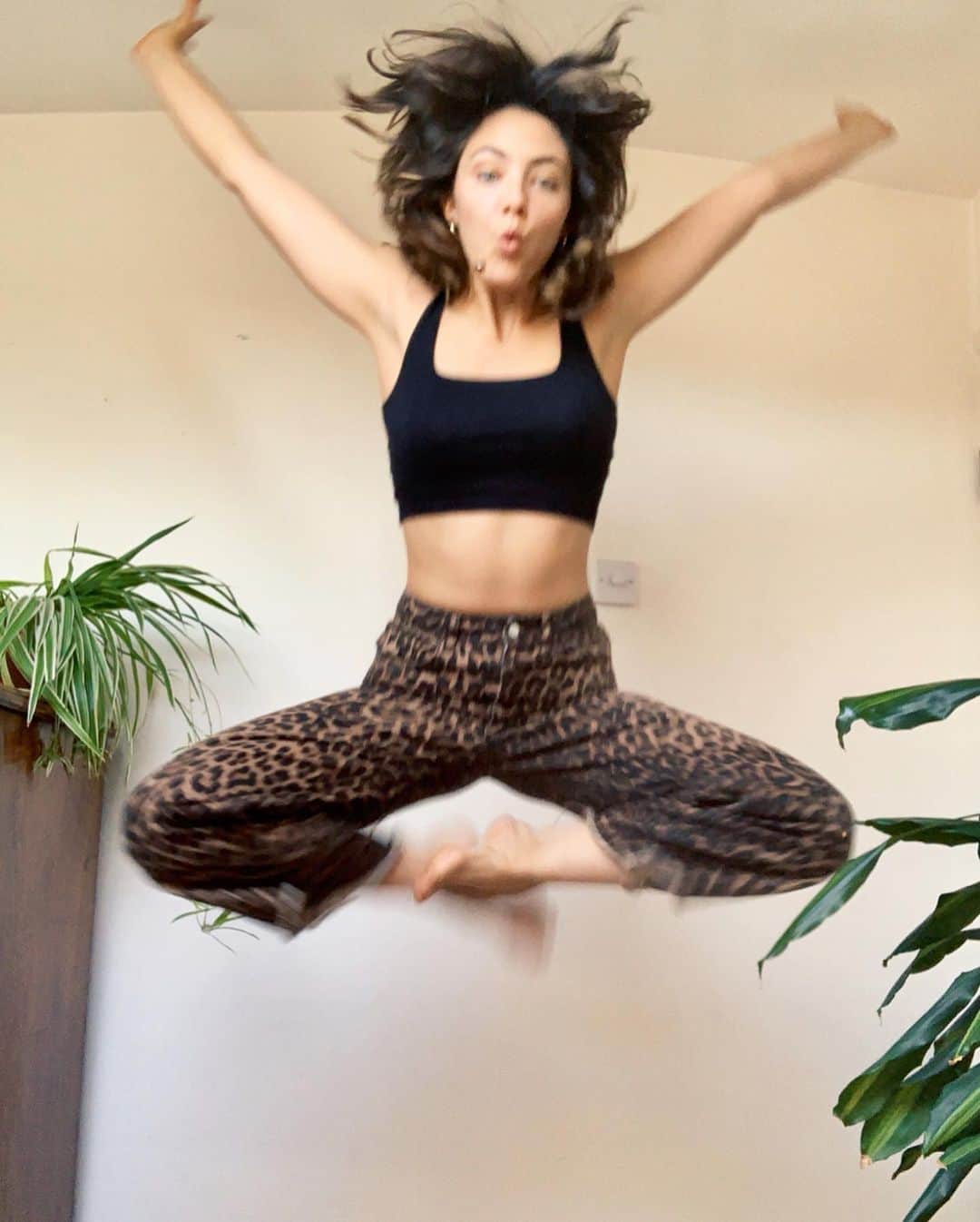Amelia Zadroさんのインスタグラム写真 - (Amelia ZadroInstagram)「Come join me on the mat 2morrow for morning yoga in Hackney guyz!! 🤸🏻‍♂️🤸🏻‍♂️🤸🏻‍♂️ (Disclaimer: poses in these pics will not be taught in class but ability to do them may naturally be absorbed through attendance)」8月30日 1時06分 - ameliazadro