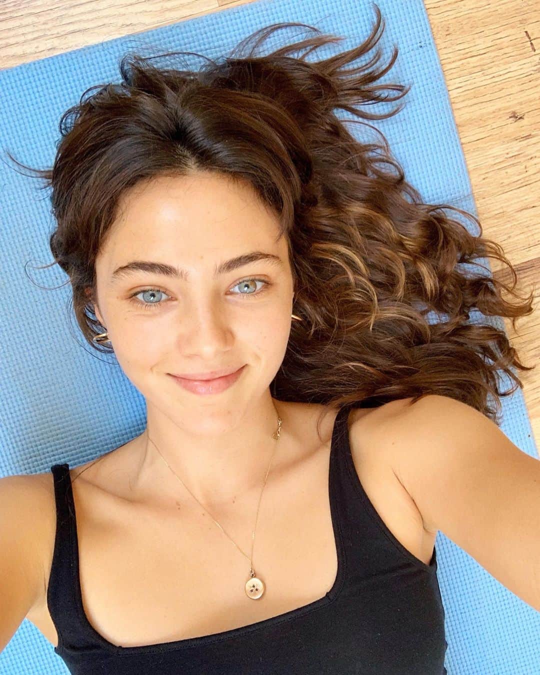 Amelia Zadroのインスタグラム：「Come join me on the mat 2morrow for morning yoga in Hackney guyz!! 🤸🏻‍♂️🤸🏻‍♂️🤸🏻‍♂️ (Disclaimer: poses in these pics will not be taught in class but ability to do them may naturally be absorbed through attendance)」