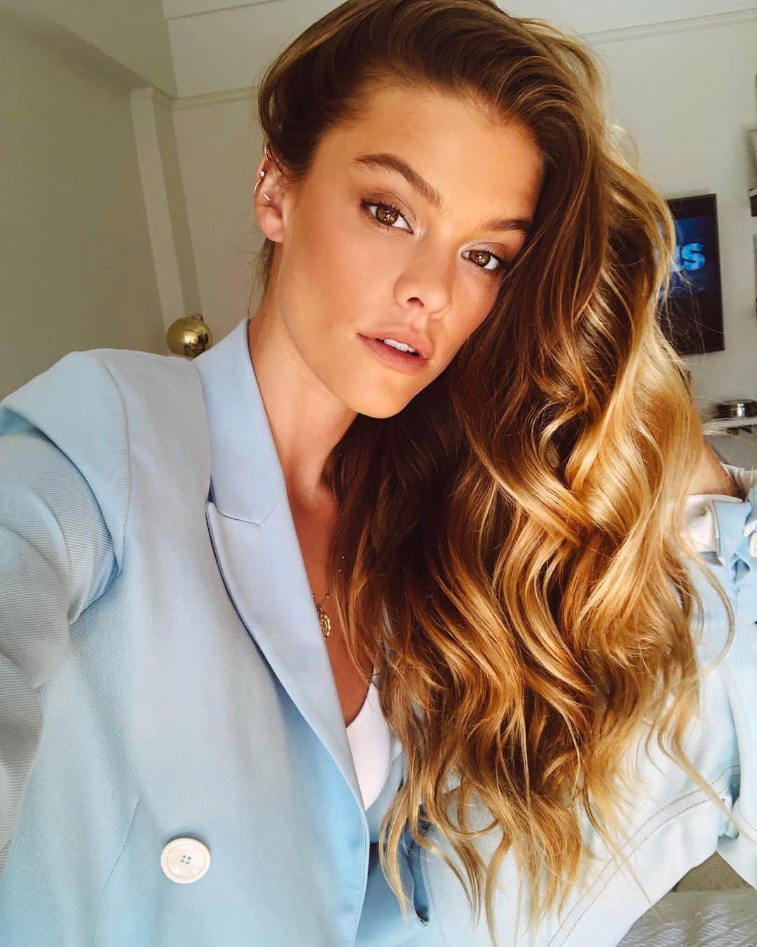 ニーナ・アグダルのインスタグラム：「Baby blue business attire this AM 🎦 hmu by @marymguthrie 💙」