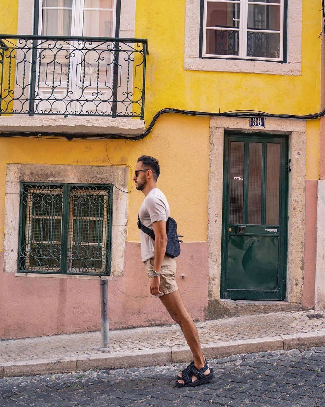 のインスタグラム：「Make sure you tag #OBsAroundTheWorld next time you're out and about in your OBs so we can see your next adventure. You can also claim a complimentary Slogan T-shirt in-store, as well as being entered in our #PrizeDraw summer competition to win £1000 to spend at OB, so you can shop a similar look to @MotiAnkari.  T&Cs via link in bio. #FeelSummer #OrlebarBrown」