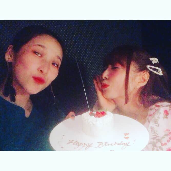 世手子さんのインスタグラム写真 - (世手子Instagram)「Surprise party in a nice lounge(●´ω｀●) Celebrated my friend's birthday(^_−)−☆ Chicago Pizza was delicious\(//∇//)\ Thanks always for everybody's kind words╰(*´︶`*)╯♡ https://item.woomy.me/c/42682 @arklounge_shinjuku #アークラウンジ新宿西口店 にいってきたよー(≧∀≦) #サプライズケーキ で遅くなっちゃったけどお友達のアイリーン♪♪氏のお誕生日お祝いしてきたょ(´∀｀=) #サプライズデザート も対応してくれるお店です💖 #シカゴピザ最高 でしたん(*'ω'*) ケーキ食べてさらに #ガトーショコラアイス も食べちゃった(*´-`) バーニャカウダも頼んじゃった(*^^*) ステキな雰囲気でムード満点ですっっ シカゴピザ 新宿西口で検索してね! Casting by @woomy.restaurant #アークラウンジ #アークラウンジ新宿西口駅前店 #アークラウンジ新宿西口  #イヤリング：#ルピス @queen.lupis (k150)」8月30日 1時23分 - rojide