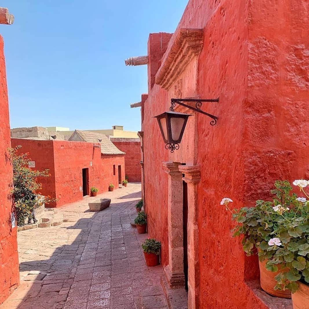 のインスタグラム：「And now we travel to Arequipa (South of Perú) to enjoy this colored architecture. Photo by @daniellaeacosta at @igersarequipa 😍📸🙌😍 #igersArequipa #igersperu #igers」