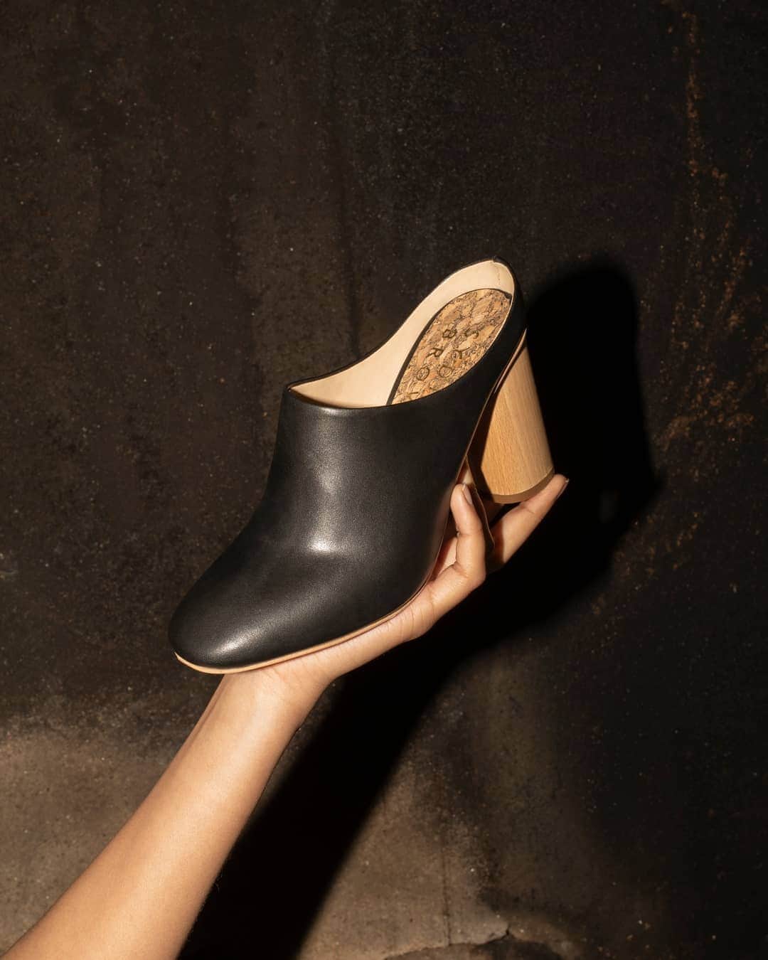 シドニー・ブラウンのインスタグラム：「High Mules, featuring breathable cork insoles, sustainably harvested in Southern Portugal. Ph @anna.lena.krause ⠀⠀⠀⠀⠀⠀⠀⠀⠀ #androgynous #unisexshoes #genderless #luxurious #sustainablelife #conscious #genderbend #higherawakening #heels #shoes👠  #shoesaddict」