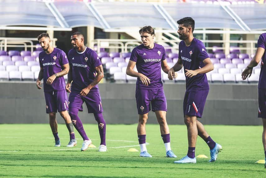 ACFフィオレンティーナさんのインスタグラム写真 - (ACFフィオレンティーナInstagram)「🇮🇹 In campo verso il Genoa💥| 🇺🇸 Training with Genoa on the horizon💥 #ForzaViola #GenoaFiorentina」8月30日 1時39分 - acffiorentina