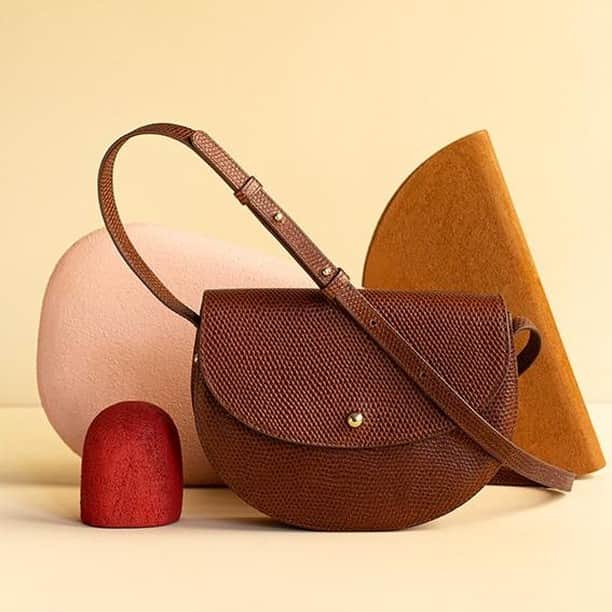 のインスタグラム：「Nous vous l'avions murmuré … ils sont arrivés ! ⁠ Une toute nouvelle ligne de sacs et pochettes ont fait leur entrée ! 😍 Qui arrivera à résister ? ⁠ Disponibles en boutiques et sur l'eshop ⁠✨⁠ ⁠ ⁠#despetitshauts #charliedph⁠」