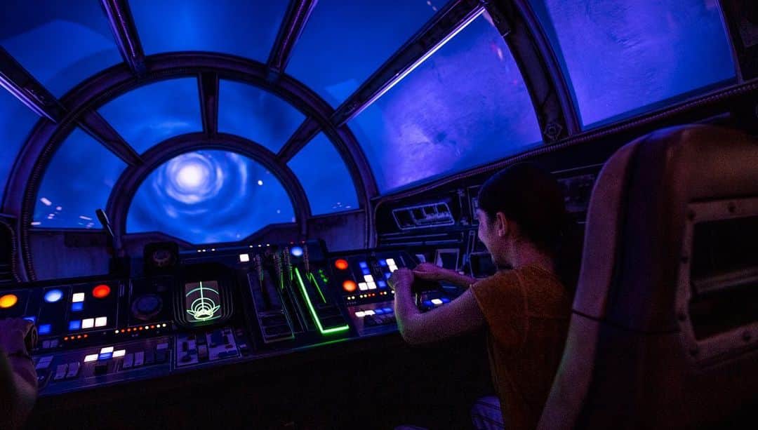 Disneyさんのインスタグラム写真 - (DisneyInstagram)「Punch it, Chewie! Lightspeed to @StarWars: #GalaxysEdge, now open at Disney’s Hollywood Studios at @WaltDisneyWorld.」8月30日 1時43分 - disney