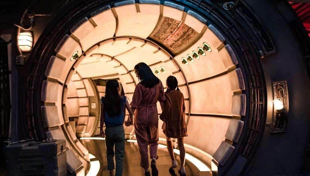 Disneyさんのインスタグラム写真 - (DisneyInstagram)「Punch it, Chewie! Lightspeed to @StarWars: #GalaxysEdge, now open at Disney’s Hollywood Studios at @WaltDisneyWorld.」8月30日 1時43分 - disney