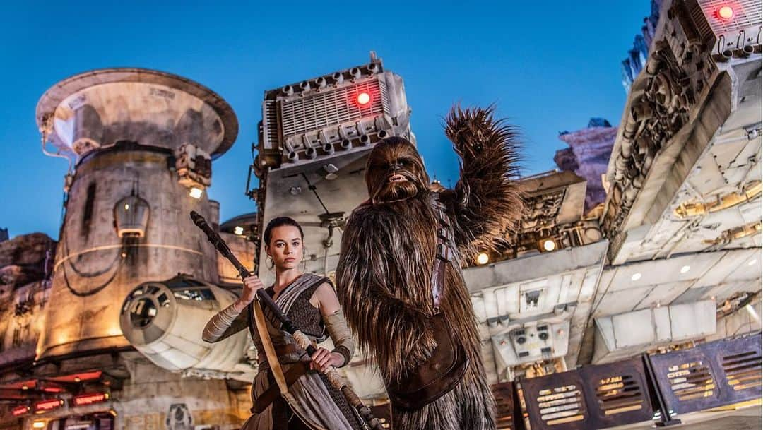 Disneyさんのインスタグラム写真 - (DisneyInstagram)「Punch it, Chewie! Lightspeed to @StarWars: #GalaxysEdge, now open at Disney’s Hollywood Studios at @WaltDisneyWorld.」8月30日 1時43分 - disney