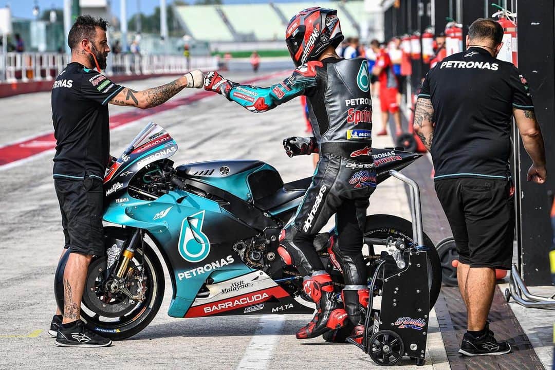 MotoGPさんのインスタグラム写真 - (MotoGPInstagram)「Team power 🤜🤛 // @fabioquartararo20 leads #MisanoTest Day 1 ahead of his @sepangracingteam teammate @frankymorbido 💪 Check out our story for the full report 📰 and the full gallery 📸 #FQ20 #MotoGP #Motorcycle #Racing #Motorsport」8月30日 2時01分 - motogp