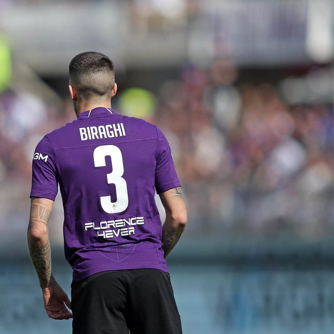 クリスティアーノ・ビラーギのインスタグラム：「Non posso negare che per me Milano e l’Inter - come ho sempre detto sia nelle conferenze stampa che in privato - sono casa mia. Ma Firenze e la Fiorentina non sono state e mai saranno una tappa di passaggio. Sono stati due anni esaltanti e difficili, di spensieratezza e di grande dolore. Sono stati gli anni in cui mi sono realizzato pienamente come calciatore e come uomo.  Abbiamo sfiorato l’Europa con una squadra completamente nuova, l’anno successivo abbiamo creduto fino alla fine di poter arrivare in finale di coppa Italia. Abbiamo vissuto tutti quanti insieme (società, squadra e città) uno dei momenti più difficili e toccanti della mia vita: la scomparsa di Davide.  Di Davide potrei parlare ore, senza mai ripetermi: fra i suoi insegnamenti quello di sorridere sempre, risolvere il problema e guardare sempre al futuro.  Il mio futuro si chiama Inter. Quasi un ritorno al passato. Non vedo l’ora di iniziare, di dimostrare che posso veramente tornare in quella che considero la mia prima casa, dove sono nato e cresciuto.  Ma prima di iniziare questa avventura voglio ringraziare Firenze e la Fiorentina non solo per avermi concesso questa opportunità professionale ma soprattutto per avermi fatto arrivare fino a qui. Sono stato bene. Sono diventato grande. Ed è per questo che Firenze rimarrà sempre la mia seconda casa.」