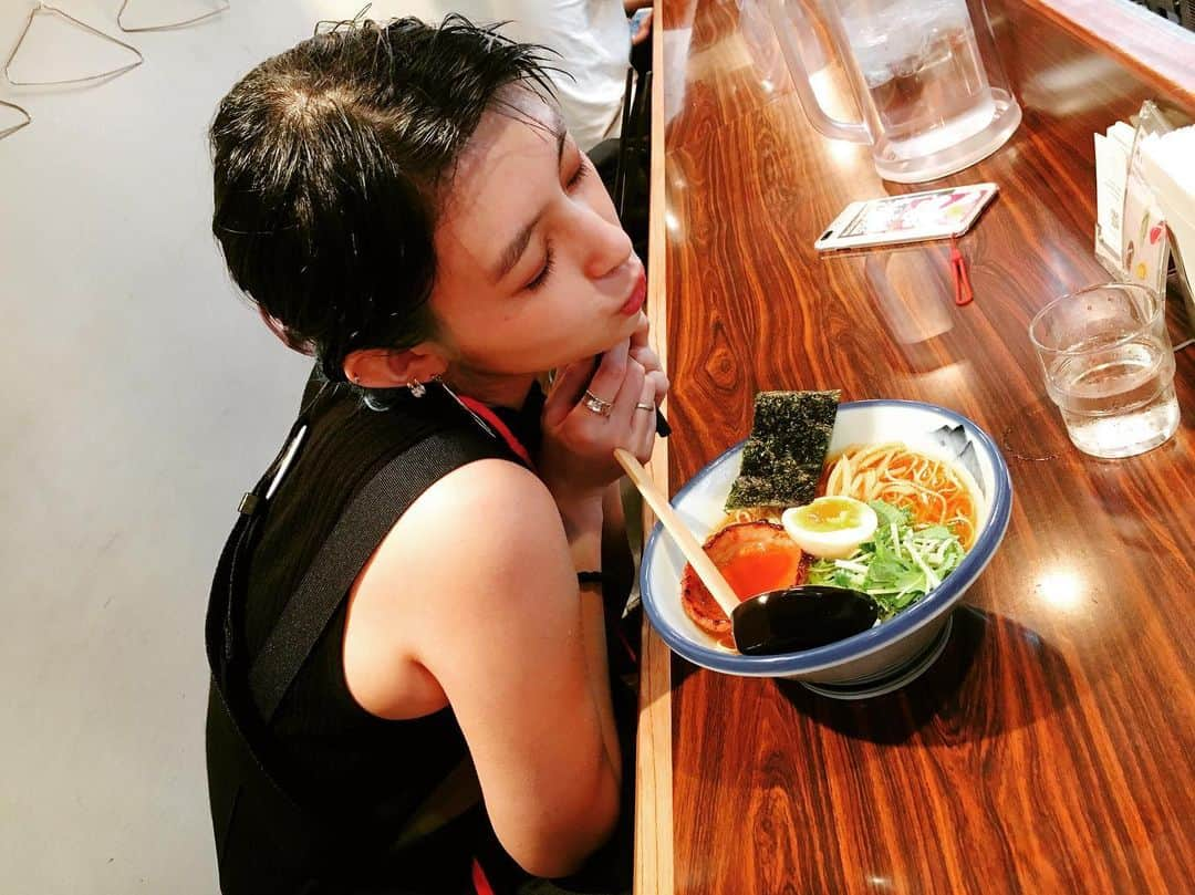 高樹リサさんのインスタグラム写真 - (高樹リサInstagram)「深夜に美女とラーメンの写真。 飯テロだぜ😎🤗 #きょん」8月30日 2時06分 - lisalisa_takagi