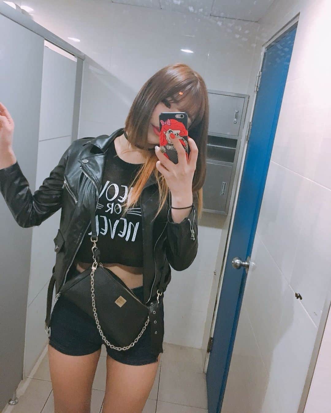 hyeriのインスタグラム：「우아 엔드라이브에 별게다있네😱😱 #추억#3년전#블랙#언발컷#탈색#화장실샷#손왜저래😦#좋다#혜리」