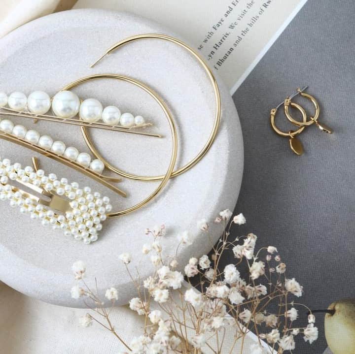 のインスタグラム：「Pearl hair & gold accessories 💛⁠ ⁠ #oreliajewellery #oreliaaccessories #pearlhair #goldaccessories」