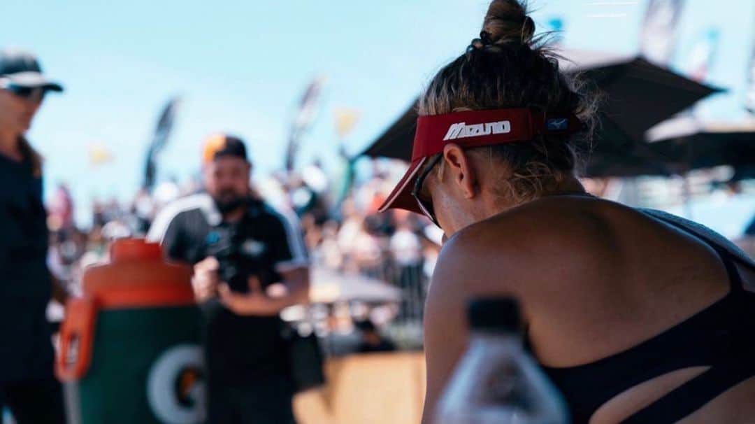 のインスタグラム：「Waiting for AVP Championships to start like 🧘🏼‍♀️ ⠀⠀ 📸: @michael_gomez_photography 🙏🏼」