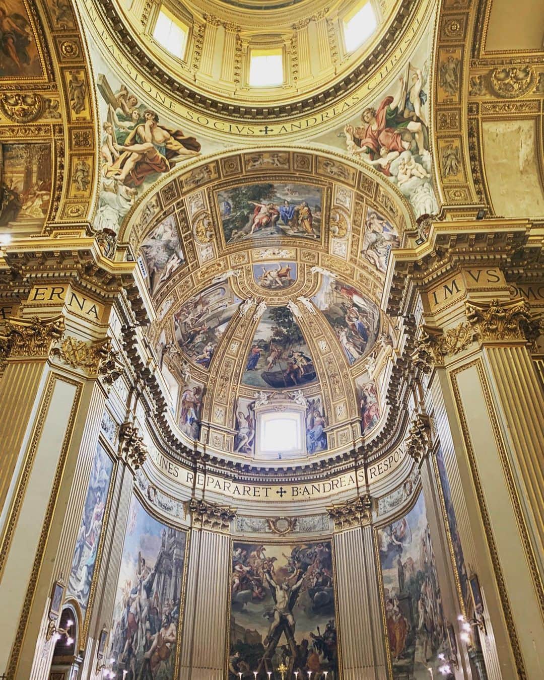 神田うのさんのインスタグラム写真 - (神田うのInstagram)「娘は（子供達は）歴史と文化を味わい、音、音楽という目には見えないものを通じて教会や宮殿の中に神様という絶対的な尊厳を感じる事が出来た事でしょう。 イタリア4都市での5回にわたるコンサート。 サンタンドレア・デッラ・ヴァッレ教会での最後の演奏は先生もおっしゃっておられましたが 神様が導いて下さったと感じています。 2歳、プレスクール時代他のどのお子さんよりもママから離れられず母子分離がクラスで1番最後だった娘。 3歳、初めての発表会では抱っこから下ろそうとすると大泣きでママにしがみつき結局舞台に立つ事すら出来なかった娘。客席で楽しみにしていた4人の祖父母も孫娘の初舞台を観れず。 とにかく泣き虫でとてもシャイだった娘がヴァイオリンを通じて自分を表現出来るようになった事、昔の娘からは想像もつきません。 ヴァイオリンという楽器との出会いそしてそれをご指導して下さった先生方に感謝の気持ちでいっぱいです。 さて、8月30日（金）17:00〜生放送 原田龍二さん💕とミッツマングローブさん💕の「5時に夢中！」に出演致します☺️帰国後すぐのお仕事、お時間許す方は是非ご覧下さいね💕 #7歳#ヴァイオリン#泣き虫だった#今は#小さなヴァイオリニスト#イタリア演奏旅行#演奏旅行#ローマ#イタリア#サンタンドレアデッラヴァッレ教会#サンタンドレア・デッラ・ヴァッレ教会#roma#italy#violin」8月30日 2時14分 - unokandaofficial