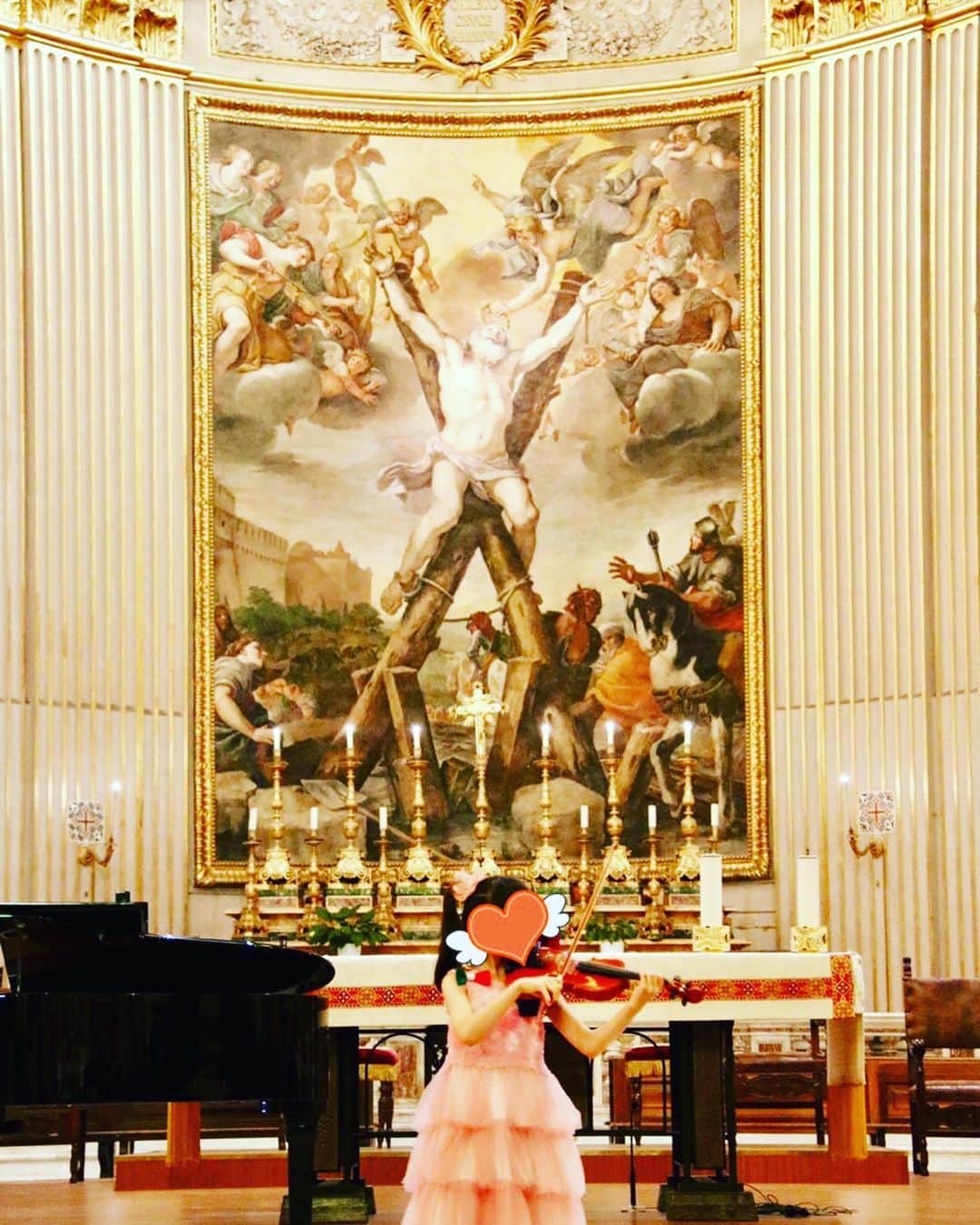 神田うのさんのインスタグラム写真 - (神田うのInstagram)「娘は（子供達は）歴史と文化を味わい、音、音楽という目には見えないものを通じて教会や宮殿の中に神様という絶対的な尊厳を感じる事が出来た事でしょう。 イタリア4都市での5回にわたるコンサート。 サンタンドレア・デッラ・ヴァッレ教会での最後の演奏は先生もおっしゃっておられましたが 神様が導いて下さったと感じています。 2歳、プレスクール時代他のどのお子さんよりもママから離れられず母子分離がクラスで1番最後だった娘。 3歳、初めての発表会では抱っこから下ろそうとすると大泣きでママにしがみつき結局舞台に立つ事すら出来なかった娘。客席で楽しみにしていた4人の祖父母も孫娘の初舞台を観れず。 とにかく泣き虫でとてもシャイだった娘がヴァイオリンを通じて自分を表現出来るようになった事、昔の娘からは想像もつきません。 ヴァイオリンという楽器との出会いそしてそれをご指導して下さった先生方に感謝の気持ちでいっぱいです。 さて、8月30日（金）17:00〜生放送 原田龍二さん💕とミッツマングローブさん💕の「5時に夢中！」に出演致します☺️帰国後すぐのお仕事、お時間許す方は是非ご覧下さいね💕 #7歳#ヴァイオリン#泣き虫だった#今は#小さなヴァイオリニスト#イタリア演奏旅行#演奏旅行#ローマ#イタリア#サンタンドレアデッラヴァッレ教会#サンタンドレア・デッラ・ヴァッレ教会#roma#italy#violin」8月30日 2時14分 - unokandaofficial