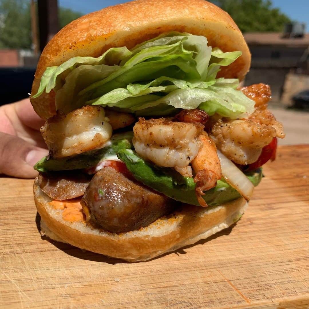 ジョンソンヴィルのインスタグラム：「Cravings can sometimes lead to a creation of @pelotero818 shrimp po'boi level. We are #obsessed with this knack for the delicious. That's a sammie made #BetterWithSausage 🦐🦐 Made a shrimp po’boi Pelotero status! I included a hot johnsonville brat, added the shrimp, tomato, onion, avocado, and lettuce, smothered the top and bottom of bread with spicy sriracha Mayo! 🔥🔥 Hope everyone is good! Happy Thursday 👊🏼 Ay tamos al 💯 👊🏼🔥💨👊🏼 . . #mexicanbbq #carnivore #instadaily #grilllife #foodporn #eatmore #backyardbbq #lowandslow #bbqlife #famouseats #feedtheneed #bbqstories #mystyle #life #bbqfamily #blessed #brats #shrimp #johnsonville #sausage #BetterWithSausage」