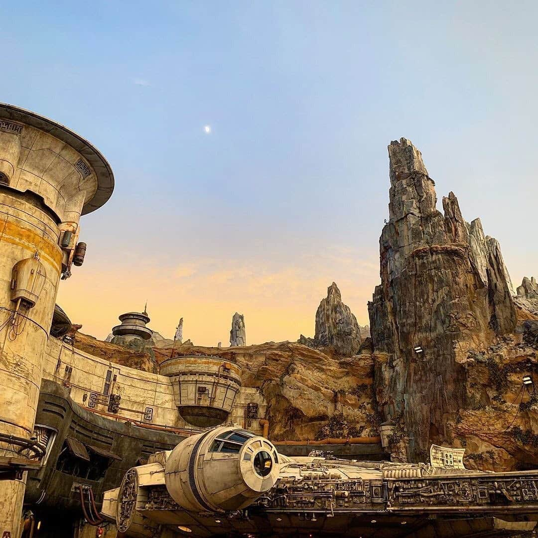 Walt Disney Worldさんのインスタグラム写真 - (Walt Disney WorldInstagram)「Welcome to Batuu, Travelers! 👋💫 #GalaxysEdge #DisneysHollywoodStudios #WaltDisneyWorld (📷: @disneyjon, @jayratner81)」8月30日 2時25分 - waltdisneyworld