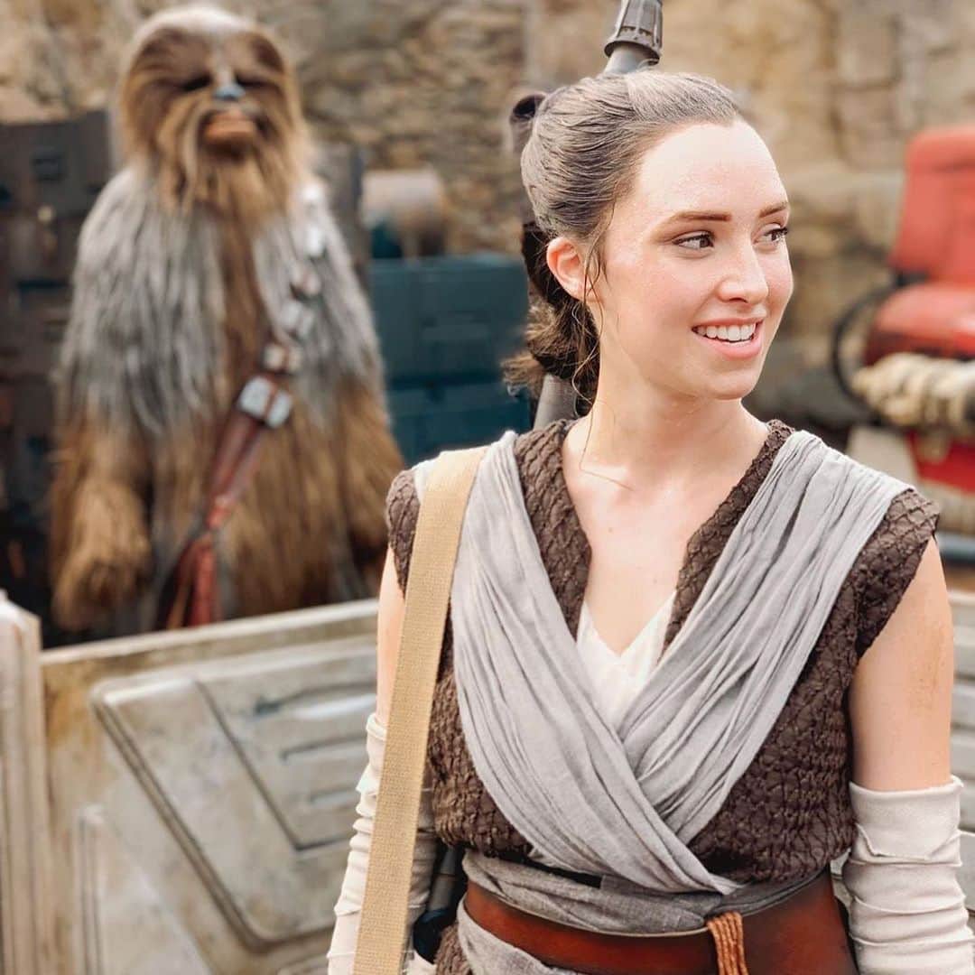 のインスタグラム：「Welcome to Batuu, Travelers! 👋💫 #GalaxysEdge #DisneysHollywoodStudios #WaltDisneyWorld (📷: @disneyjon, @jayratner81)」