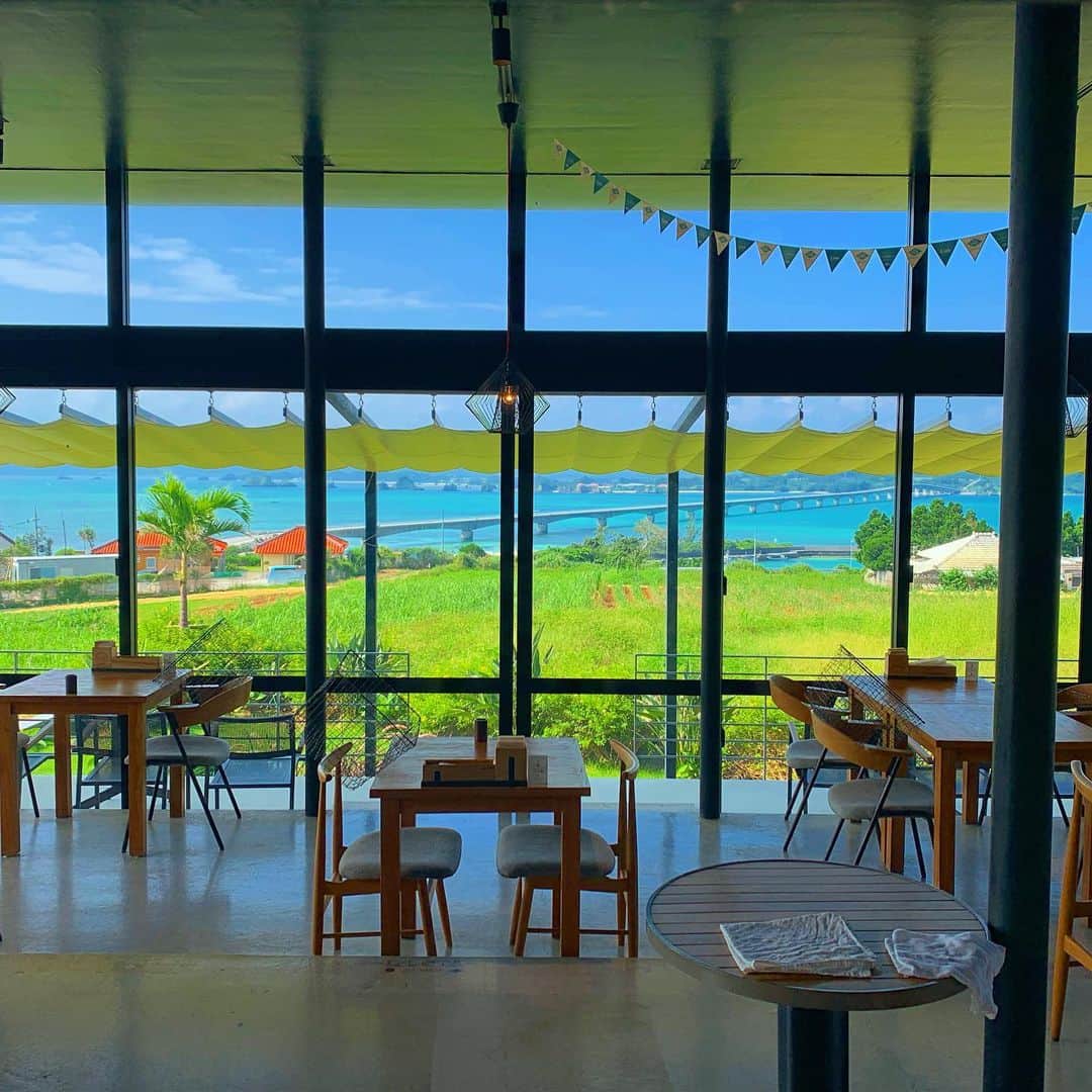 ONE SUITE Hotel & Resort（公式）さんのインスタグラム写真 - (ONE SUITE Hotel & Resort（公式）Instagram)「おはようございます🌞 古宇利島エルロタです🌴  厨房からの眺め 朝からこんな素晴らしい景色を見ながら仕込みしております👨‍🍳 なんて贅沢な時間😆素敵ですねー🌞  よーし今日も1日楽しもー🏋️‍♀️ #okinawa#nakijin#cafe#restaurant#LLOTA#French#island_coffeestand#coffee#coffeelover#goodcoffee_okinawa#エルロタ#創作フレンチ#vinnaturel #スタッフ募集中 #ホールスタッフ募集 #キッチンスタッフ募集#自然派ワイン#バリスタ募集 #未経験OK#今帰仁#今帰仁村#古宇利島#贅沢な時間 #いやされる #仕込み中」8月30日 8時01分 - onesuite_llota_kouri