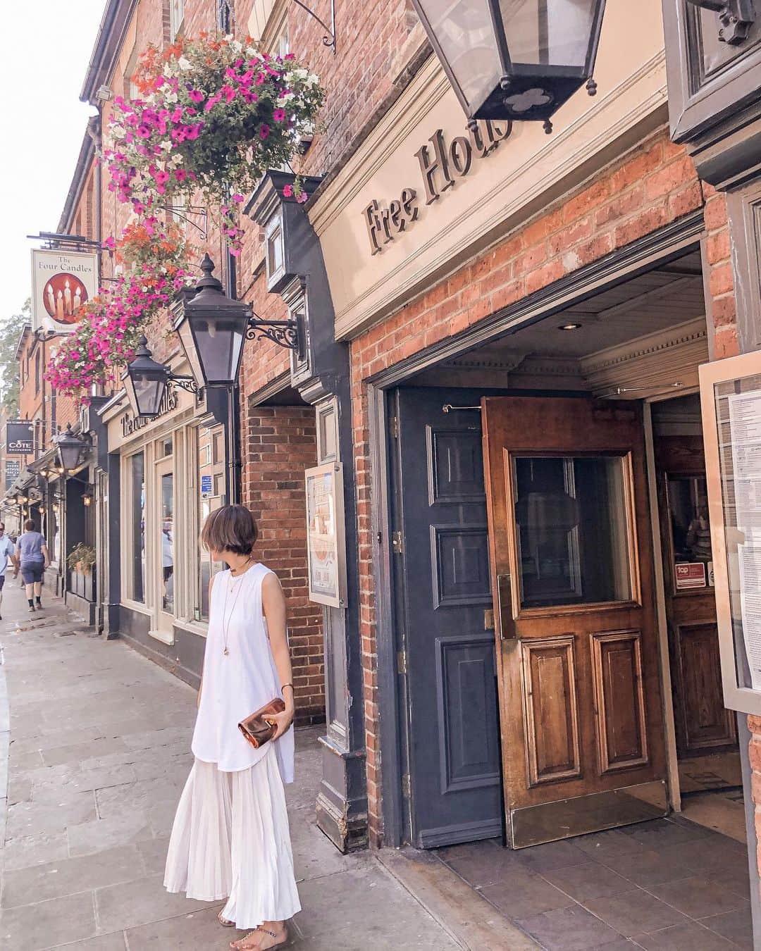 花井瑠美のインスタグラム：「London🇬🇧 ヨーロッパが好きな理由の一つは、 歴史ある美術館のような街並み。 フランスもイタリアも好きだけど、 英国の街並みに惚れる❤︎ ・ #london#travel#traditional #ヨーロッパ旅行#旅」